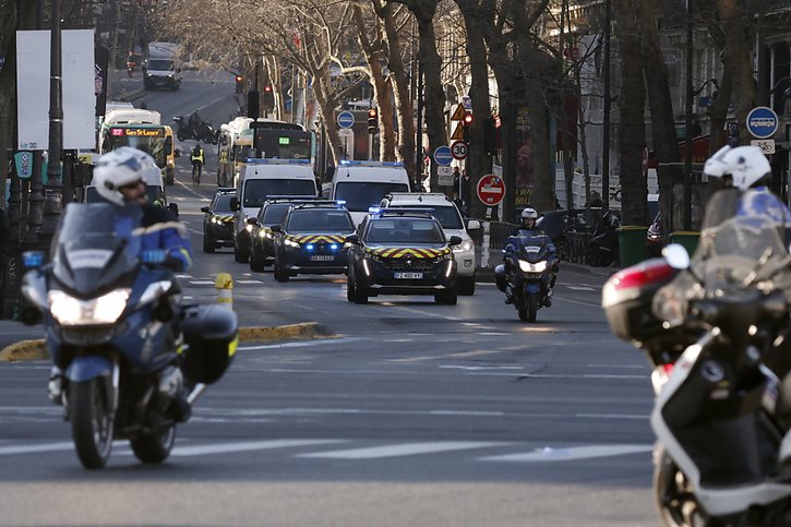 Le seul kamikaze survivant des attentats du 13-Novembre 2015 à Paris connaitra son sort mercredi. Ici, le convoi qui transportait Salah Abdeslam au tribunal le 9 février dernier. (archives) © KEYSTONE/EPA/YOAN VALAT