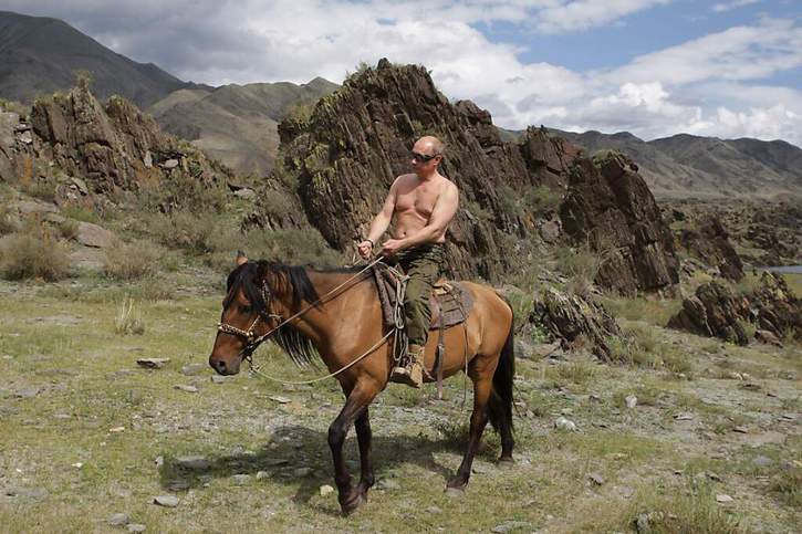 Les dirigeants du G7 faisaient référence à une fameuse séance photographique de Vladimir Poutine à cheval torse nu en 2009 (archives). © KEYSTONE/AP RIA Novosti/ALEXEI DRUZHININ