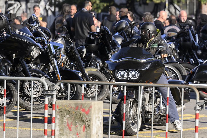 Quelque 300 motards étaient rassemblés jeudi en début de matinée devant le tribunal régional de Berne. © KEYSTONE/STRINGER