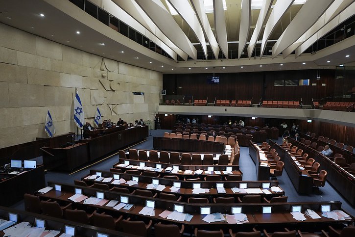 Après des heures de retard, quelque 92 députés sur les 120 au total se sont prononcés en faveur de la dissolution du Parlement (archives). © KEYSTONE/AP/Ariel Schalit