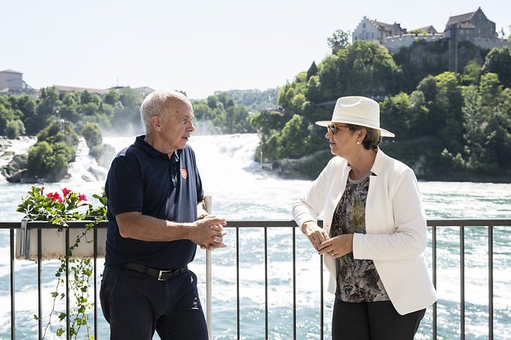 Les conseillers fédéraux Ueli Maurer et Viola Amherd ont pu discuter de manière décontractée dans un décor idyllique. © KEYSTONE/ENNIO LEANZA