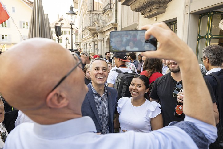 Les nombreux curieux ont profité de l'apéro pour faire des selfies avec les conseillers fédéraux, dont le président de la Confédération Ignazio Cassis. © KEYSTONE/ENNIO LEANZA