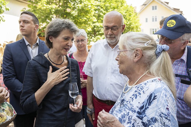 L'apéritif pris sur le parvis de l'église St-Jean, à Schaffhouse, a été l'occasion pour le Conseil fédéral - dont Simonetta Sommarruga - de s'entretenir avec la population. © KEYSTONE/ENNIO LEANZA