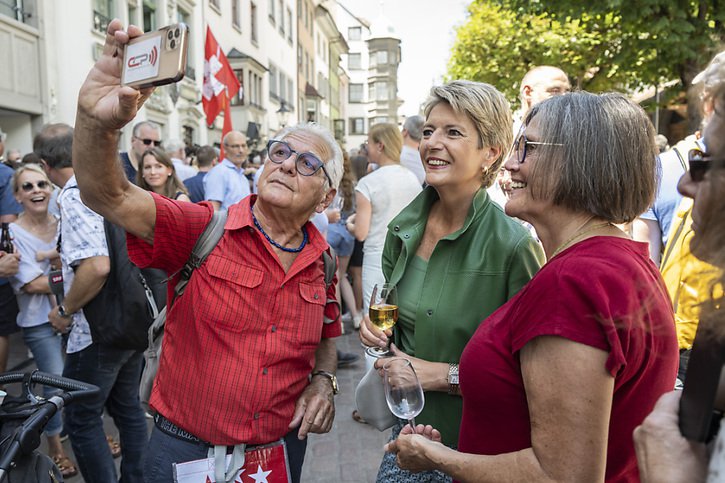 Karin Keller-Sutter n'a pas non plus échappé aux selfies avec la population. © KEYSTONE/ENNIO LEANZA