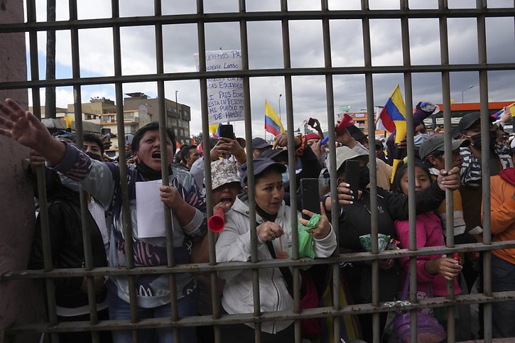 L'accord met en théorie fin à 18 jours de manifestations et blocages par les indigènes un peu partout dans le pays, et notamment au coeur de la capitale Quito, avec des épisodes de violences qui ont fait six morts et plus de 600 blessés. © KEYSTONE/AP/Dolores Ochoa