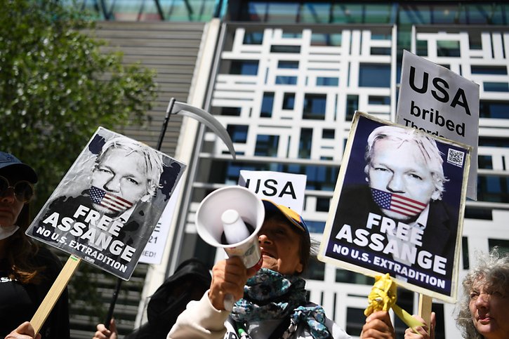 Quelques dizaines des soutiens de Julian Assange se sont rassemblés vendredi à Londres pour protester contre la décision d'extradition. © KEYSTONE/EPA/ANDY RAIN