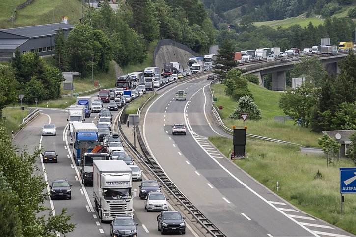 Samedi après-midi, le TCS a signalé jusqu'à dix kilomètres de bouchon sur l'autoroute A2 au portail sud du tunnel du Gothard (archives). © KEYSTONE/URS FLUEELER