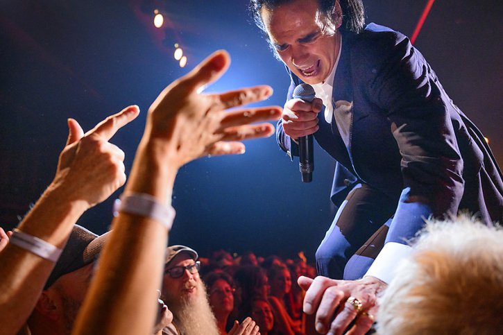 Plus de deux heures durant, Nick Cave and The Bad Seeds ont enthousiasmé le public du 56e Montreux Jazz Festival samedi soir. © KEYSTONE/LAURENT GILLIERON