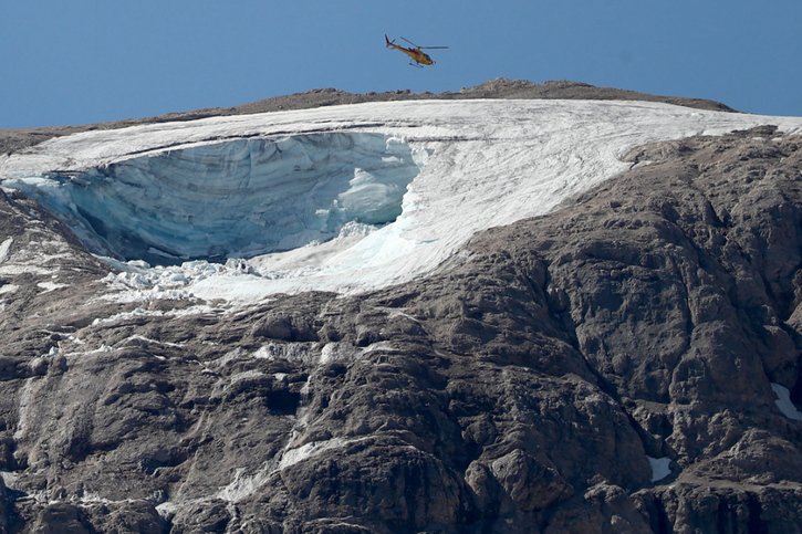Mardi, seuls des survols en drones et hélicoptères de la zone sinistrée sont prévus en raison des risques de nouveaux effondrements du glacier. Aucun secouriste ne s'y rendra donc à pied. © KEYSTONE/EPA/ANDREA SOLERO