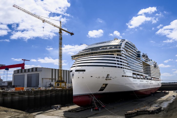 MSC Croisières assure qu'il s'agira de son navire "le plus respectueux de l'environnement". Il fonctionnera au gaz naturel liquéfié (GNL). Un carburant que les transporteurs maritimes affirment moins polluant, ce que contestent toutefois des experts. © Keystone/JEAN-CHRISTOPHE BOTT