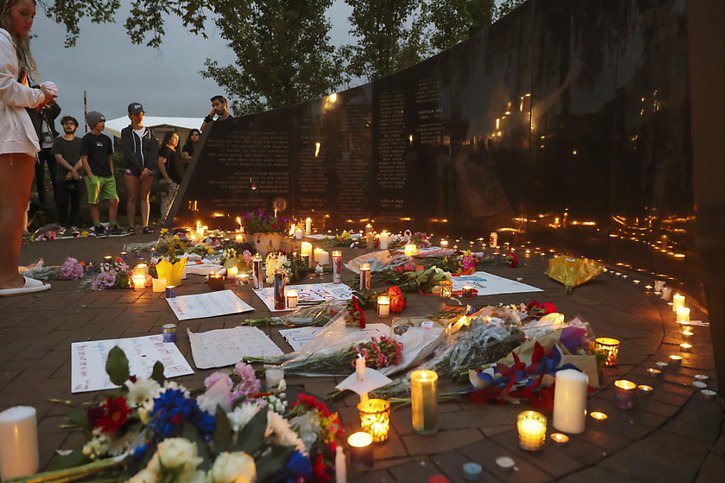 Des personnes rendent hommage aux sept victimes tuées lors de la fusillade pendant un défilé du 4-Juillet à Highland Park. © KEYSTONE/AP/Anthony Vazquez