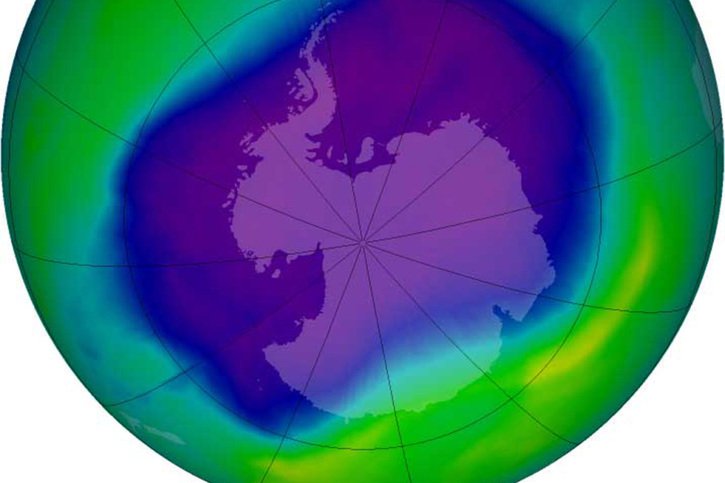 L'appauvrissement de la couche d'ozone au-dessus de l'Antarctique et de l'Arctique a un impact à grande échelle sur le climat saisonnier de chaque hémisphère: ci-contre le trou dans la couche d'ozone au-dessus de l'Antarctique en automne 2006. © KEYSTONE/AP NASA/ANONYMOUS