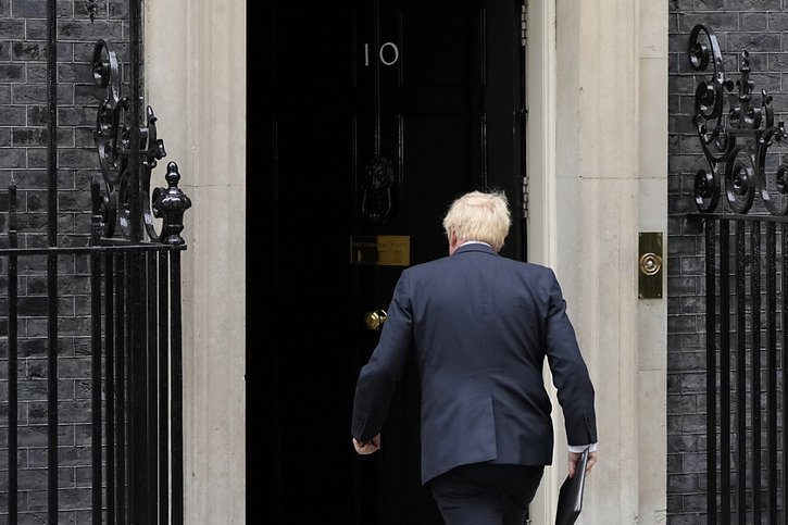 "C'est clairement la volonté du parti conservateur qu'il y ait un nouveau leader et donc un nouveau Premier ministre", a-t-il déclaré Boris Johnson lors d'une conférence de presse devant Downing Street. © KEYSTONE/AP/Frank Augstein