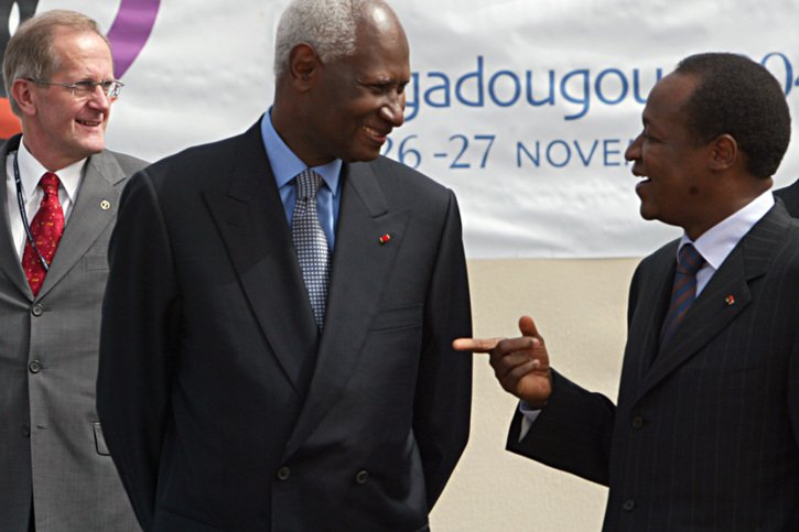 Alors au pouvoir en 2004, Blaise Compoare (à droite) ici avec le président de la Confédération d'alors Joseph Deiss, et Abdou Diouf, alors secrétaire général de l'Organisation international de la francophonie lors d'un Sommet de la Francophonie à Ouagadougou en 2004. © KEYSTONE/MONIKA FLUECKIGER