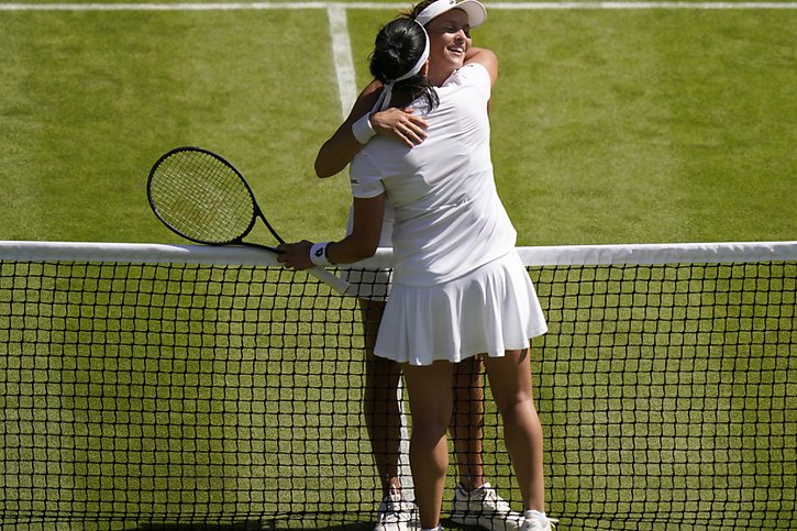 Tatjana Maria et Ons Jabeur après la victoire de la Tunisienne © KEYSTONE/AP/Gerald Herbert