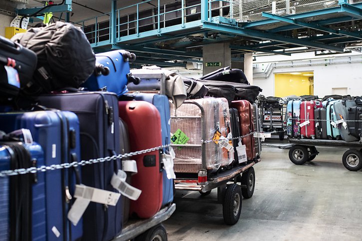 Les vacanciers font face à de gros retards de bagages depuis le début du mois. © KEYSTONE/ALEXANDRA WEY