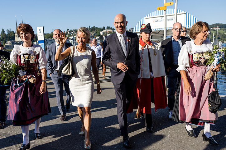 Alain Berset et la conseillère aux Etats Andrea Gmuer ont participé à la fête organisée à Lucerne. © KEYSTONE/PHILIPP SCHMIDLI