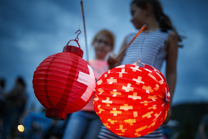 Lampions et drapeaux suisses seront de rigueur pour la fête nationale ce lundi (image d'illustration). © KEYSTONE/VALENTIN FLAURAUD