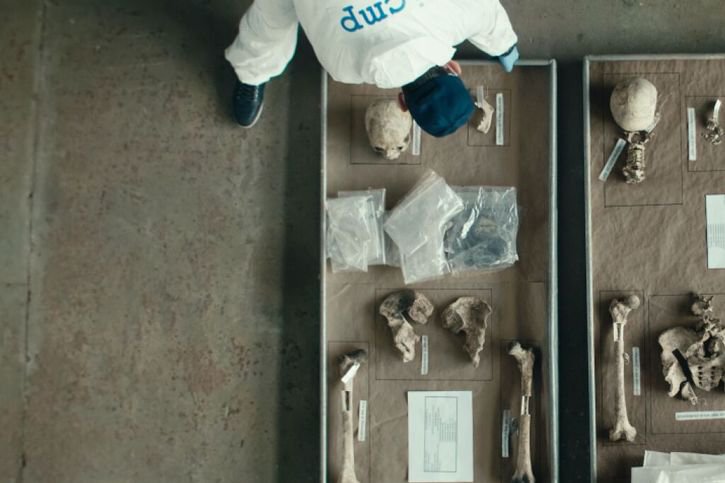 Le film "The DNA of Dignity" (L'ADN de la dignité" montre le travail des experts médico-légaux de la Commission internationale des personnes disparues (CIPD). © Jan Baumgartner