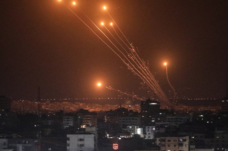 La branche armée du Jihad islamique, les brigades Al-Qods, ont affirmé après une salve de plus de 100 roquettes vers le sol israélien qu'il ne s'agit que d'une "première réponse". © KEYSTONE/EPA/MOHAMMED SABER
