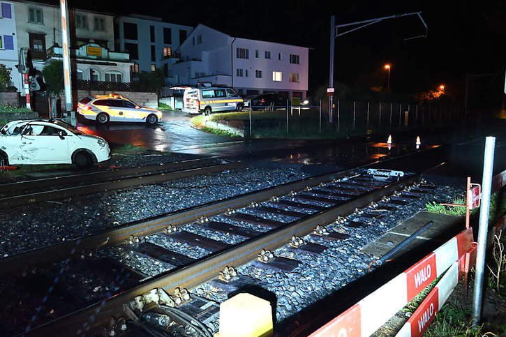 Malgré un freinage d'urgence, le train a percuté la voiture bloquée sur le passage à niveau. © Police SG