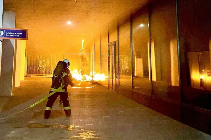 Vendredi soir les sapeurs-pompiers ont pu rapidement maîtriser l'incendie qui s'est déclaré dans le passage sous voie de la future gare de Bulle. © Police cantonale fribourgeoise