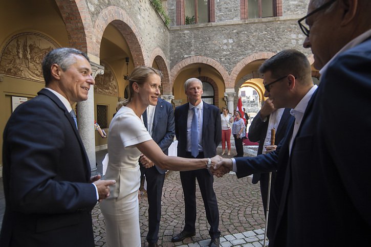 Le président de la Confédération Ignazio Cassis (à g.) a reçu samedi à Bellinzone la première ministre estonienne Kaja Kallas, qui serre la main au conseiller d'Etat tessinois Claudio Zali. © KEYSTONE/TI-PRESS/Pablo Gianinazzi