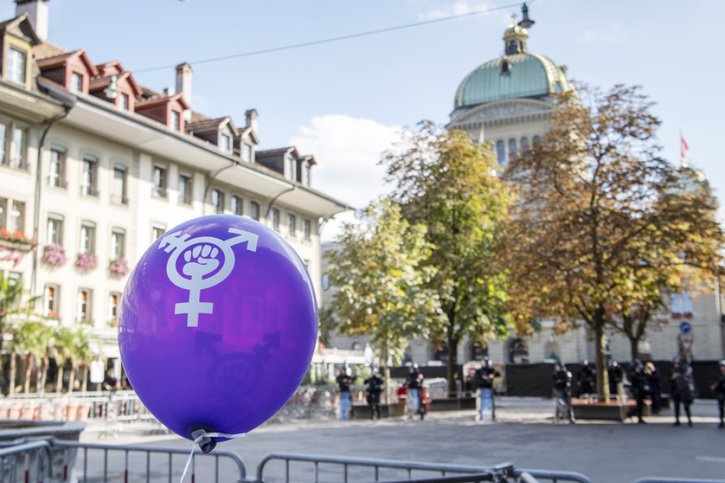 Près de 350 personnes ont changé de sexe à l'état civil en Suisse depuis la simplification de la procédure en début d'année. (archives) © Keystone/ANTHONY ANEX