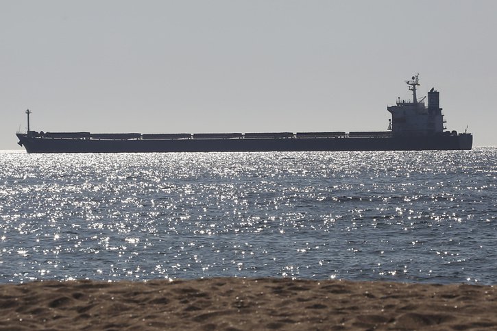 Un navire quitte le port d'Odessa chargé de 66'000 tonnes de céréales. © KEYSTONE/AP/Nina Lyashonok