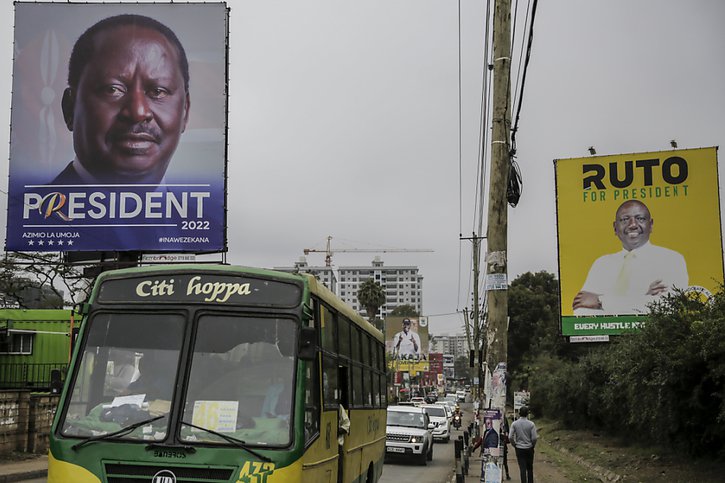 Les portraits géants de Raila Odinga (à gauche) et de William Ruto bordent les routes du Kenya. © KEYSTONE/AP/Brian Inganga