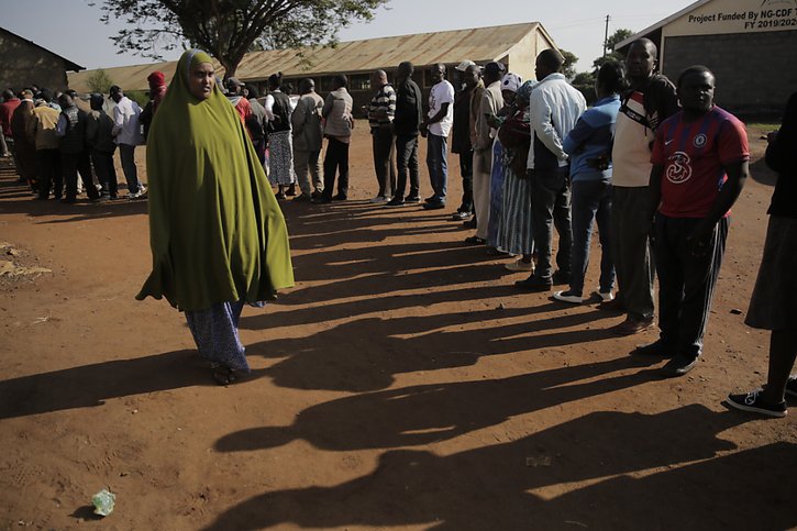 Depuis le centre financier jusqu'à des bidonvilles de Nairobi, ainsi que dans plusieurs régions du pays, de longues files d'attente se sont formées devant les bureaux de vote, qui ouvraient à 06h00. © KEYSTONE/AP/Brian Inganga