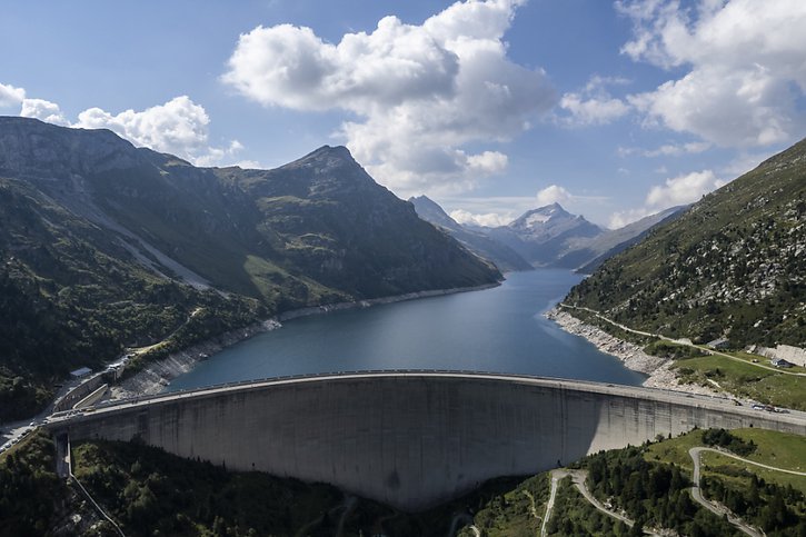 Une centrale solaire d'une puissance de 350 kilowatts sera bientôt mise en service sur le mur du barrage du lac de Lei, près de Ferrera, dans les Grisons. © KEYSTONE/GIAN EHRENZELLER