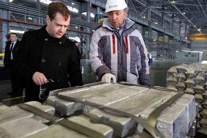 Fondé par l'oligarque Oleg Deripaska (à droite, ici avec l'ex-président Dimitri Medvedev), Rusal a souffert des sanctions internationales dans le sillage de la guerre en Ukraine, qui se sont traduites par une baisse de la demande d'aluminium en Russie. (archives) © KEYSTONE/AP RIA Novosti Kremlin/Dmitry Astakhov