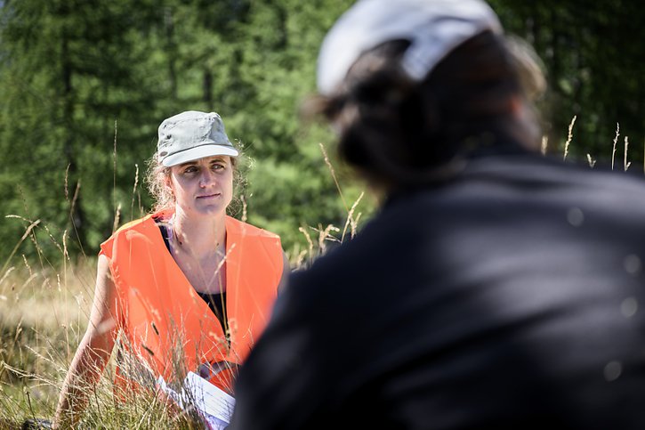 Maren Kern, directrice de l'association Mountain Wilderness Suisse opposée au projet Gondosolar, a participé samedi à la manifestation "Feu dans les Alpes", au-dessus de la commune valaisanne de Gondo. © KEYSTONE/GABRIEL MONNET