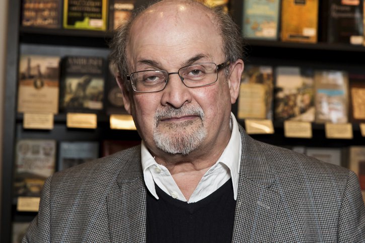 Les nouvelles sont rassurantes pour Salman Rushdie (archives). © KEYSTONE/AP/Grant Pollard