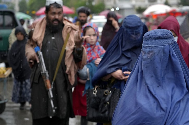 Le chef suprême de talibans a ordonné aux Aghanes de porter un voile intégral en public, de préférence la burqa en mai (archives). © KEYSTONE/AP/EBRAHIM NOROOZI