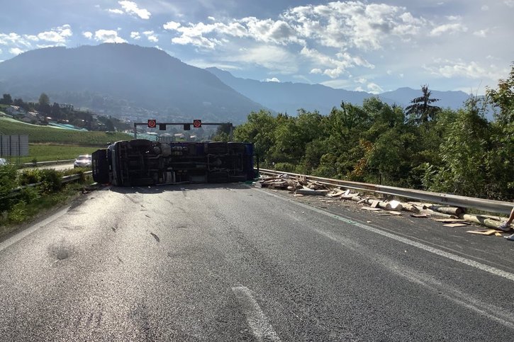 Un camion s'est couché en travers de de l'A9 entre Montreux et Vevey lundi matin. © Police cantonale