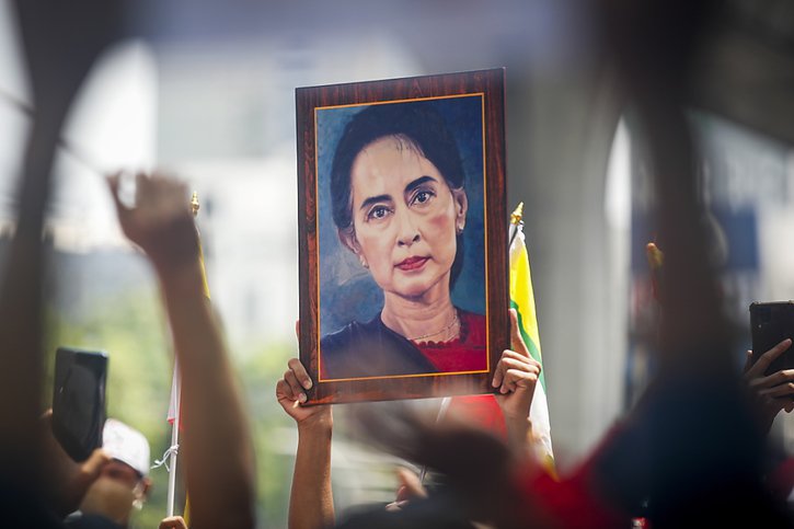 L'ex-dirigeante birmane Aung San Suu Kyi, déjà condamnée à 11 ans de prison, a subi été condamnée lundi à une peine supplémentaire de six ans de détention. Ses supporters dénoncent un procès politique pour l'écarter définitivement. (archives) © KEYSTONE/EPA/DIEGO AZUBEL