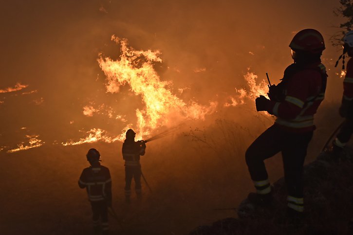 Plus d'un millier de pompiers portugais étaient à nouveau à l'oeuvre mardi pour maîtriser le feu de forêt dans un parc naturel de la Serra da Estrela qui s'est à nouveau embrasé. © KEYSTONE/EPA/NUNO ANDRÉ FERREIRA