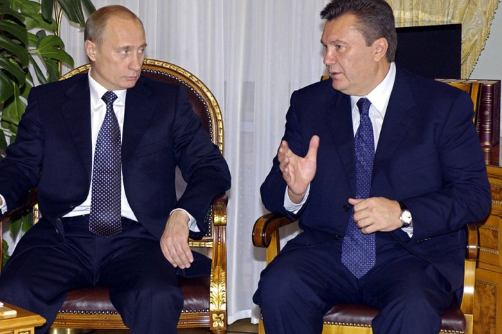 Suivant l'UE, la Suisse sanctionne l'ancien président ukrainien pro-russe Viktor Yanukovych (à droite), ici aux côtés de Valdimir Poutine (archives). © KEYSTONE/AP PRESIDENTIAL PRESS SERVICE/ITAR-TASS