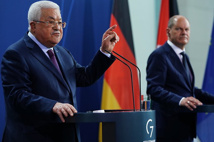 Le président palestinien Mahmoud Abbas a provoqué une vague d'indignation en Allemagne en comparant la situation dans les Territoires palestiniens occupés par Israël à la Shoah. © KEYSTONE/EPA/CLEMENS BILAN