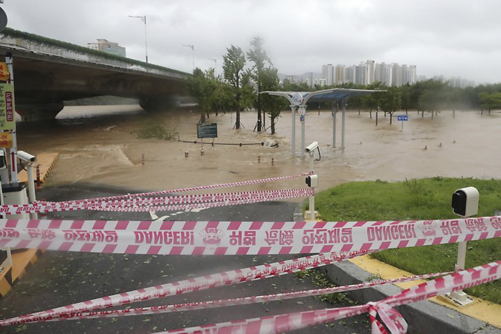 Un homme de 25 ans a été porté disparu après être tombé dans un cours d'eau gonflé par les pluies dans la ville côtière d'Ulsan. © KEYSTONE/AP