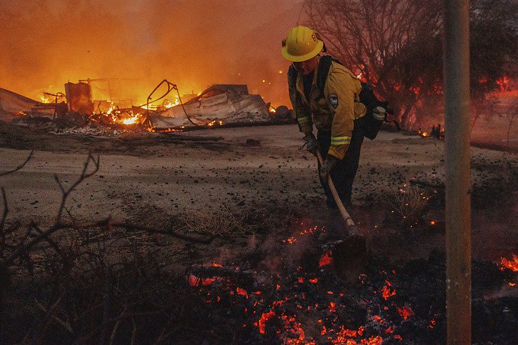 Le feu a détruit plusieurs bâtiments à Hemet, une ville située au sud-est de Los Angeles. © KEYSTONE/AP/Ethan Swope