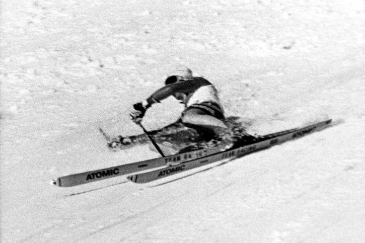 Joël Gaspoz chute avant la dernière porte lors de la deuxième manche du slalom masculin. Il était en tête après la première manche. © Keystone