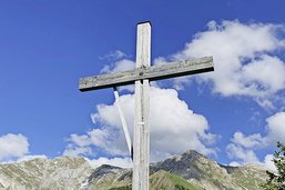Grandvillard: une nouvelle croix montée au sommet du Cûa