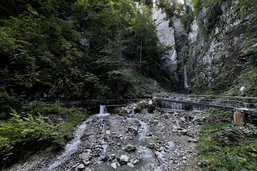 Un jeune torrent a sculpté la cascade de la Tâna