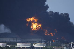 L'incendie d'un dépôt pétrolier toujours hors de contrôle