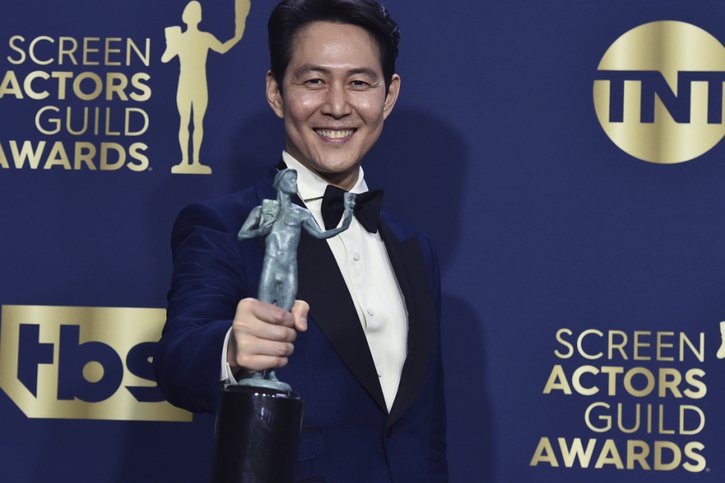 L'acteur principal de "Squid Game", a remporté l'Emmy du meilleur acteur dans une série dramatique. Une première pour un interprète jouant dans une autre langue que l'anglais. © KEYSTONE/AP Invision/JORDAN STRAUSS