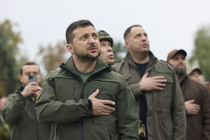 Dans son allocution télévisée nocturne, dont la vidéo a été publiée peu après l'accident, M. Zelensky a indiqué qu'il revenait de la région de Kharkiv. © KEYSTONE/EPA/PRESIDENTIAL PRESS SERVICE HANDOUT HANDOUT