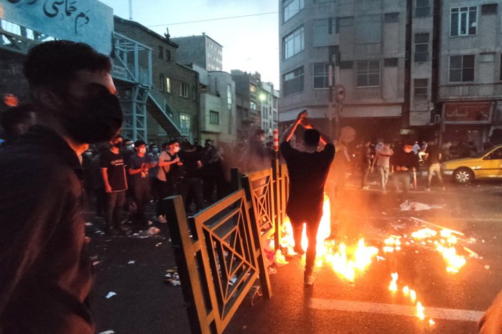 Les manifestations ont touché une quinzaine de villes en Iran. © KEYSTONE/EPA/STR